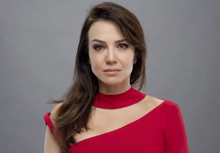 Deniz Uğur Kimdir?
