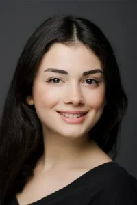 Özge Yağız Kimdir?