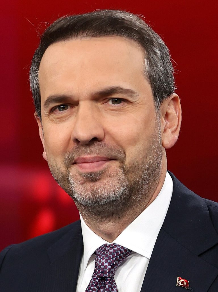 Alparslan Bayraktar Kimdir?