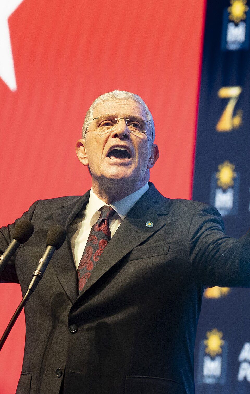 Müsavat Dervişoğlu Kimdir?